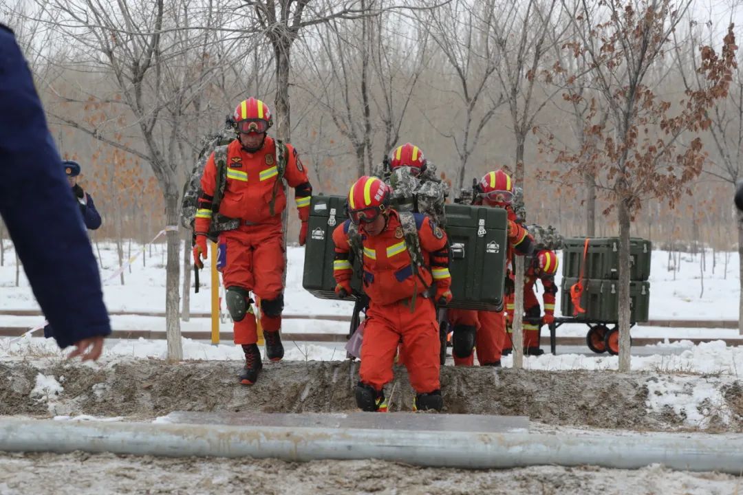 包含新疆队全队训练备战，团结拼搏的词条
