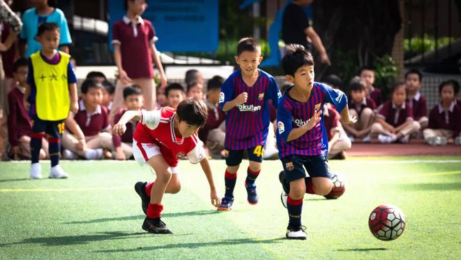 男女足比赛共襄盛举，观众热情高涨的简单介绍