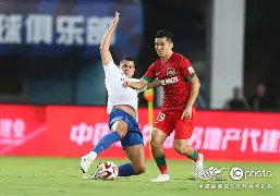 泰山传射建功，曼联新星横空出世，场边球探频频记笔记